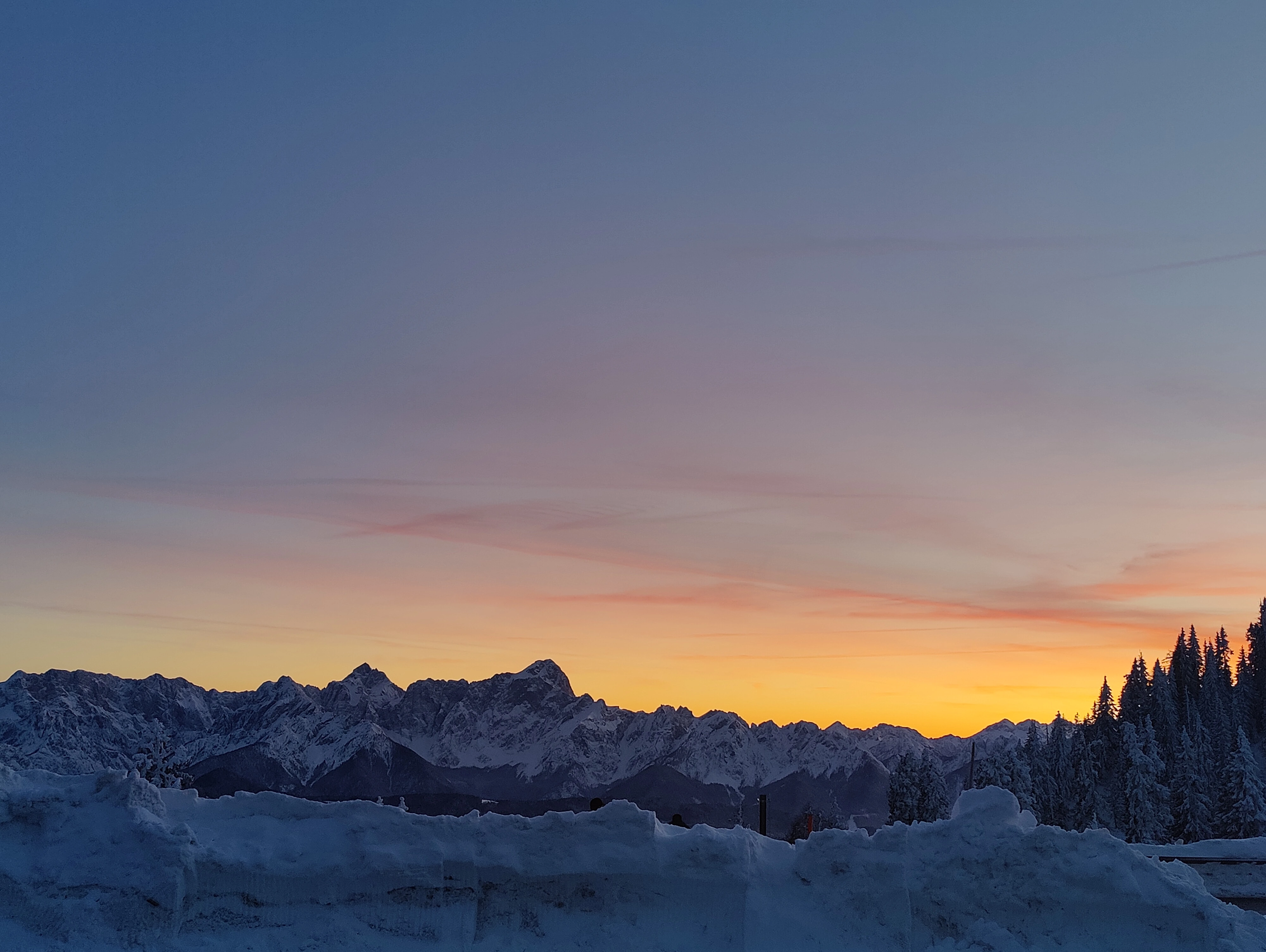 Einfach nur dastehen und sich drehen und die Aussicht genießen oder eine anstrengende Wanderung zum Gipfel unternehmen oder mit Tourenski oder Schlitten unterwegs sein.